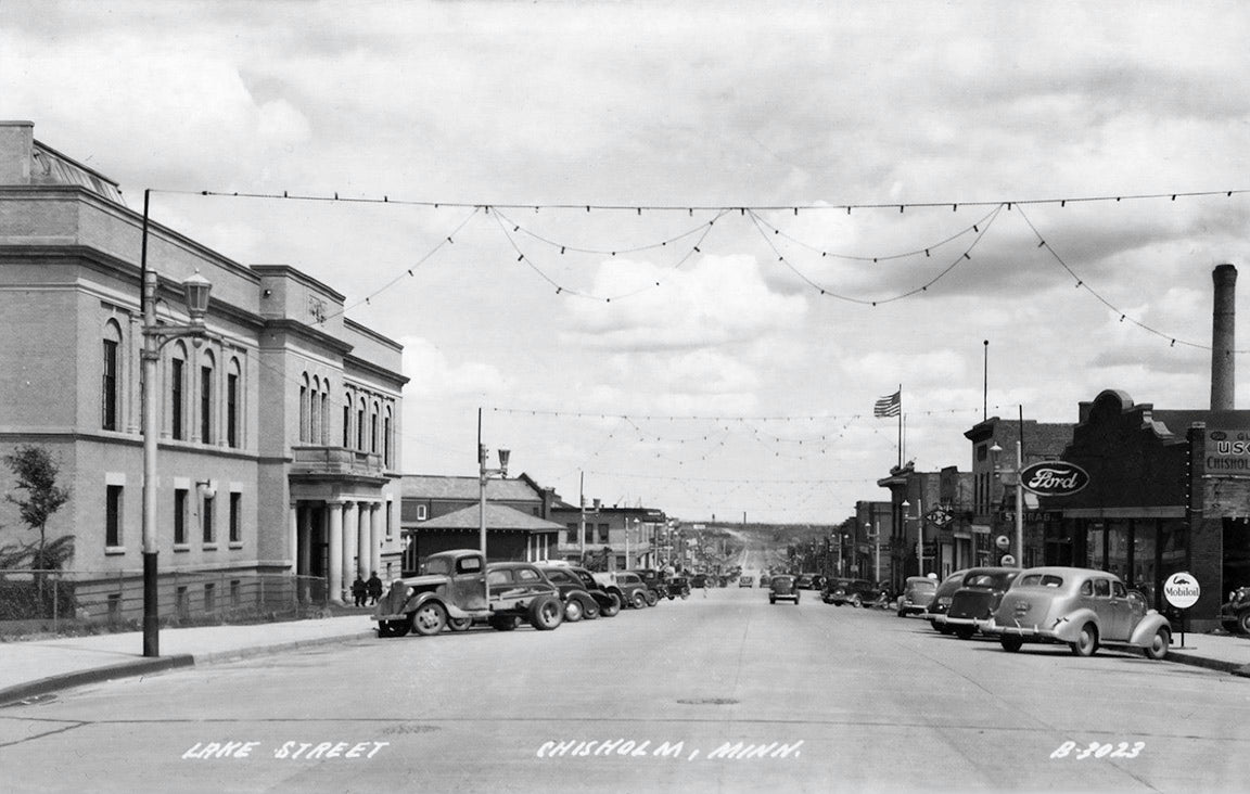Lake Street, Chisholm, Minnesota, 1940s Postcard Reproduction