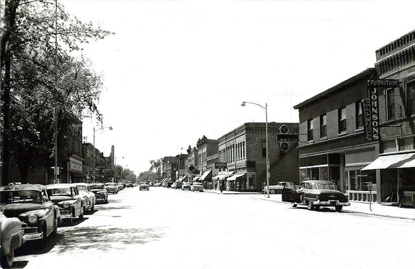 Street scene, Litchfield, Minnesota, 1950s Minnesota Postcard Reproduction